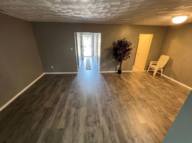 Foto del edificio - 1317 W Tanners Creek Dr