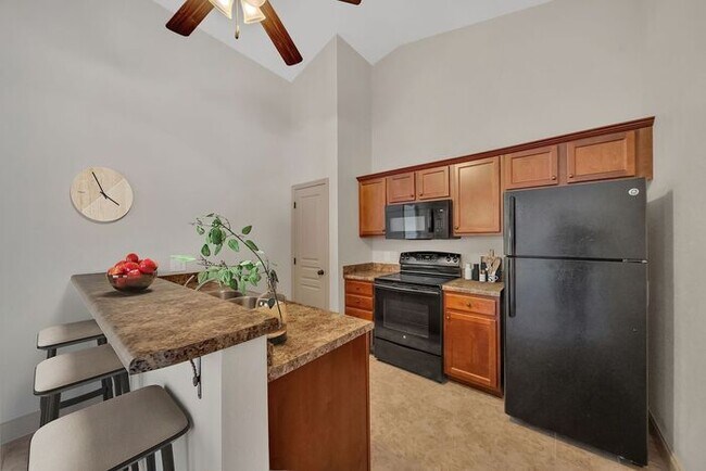 Foto del edificio - Hillrise Apartment 1 BR/1.5 Bath One Level with Attached Garage