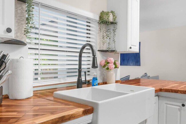 Building Photo - 13501 Whitby Rd