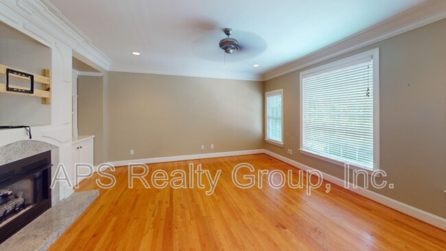 Building Photo - 2140 Rossmore Rd