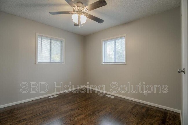Building Photo - 9524 Wallace Ave