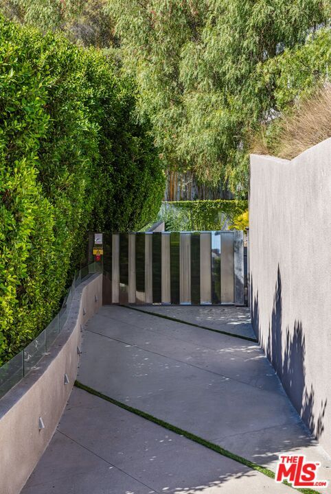 Foto del edificio - 1895 Rising Glen Rd