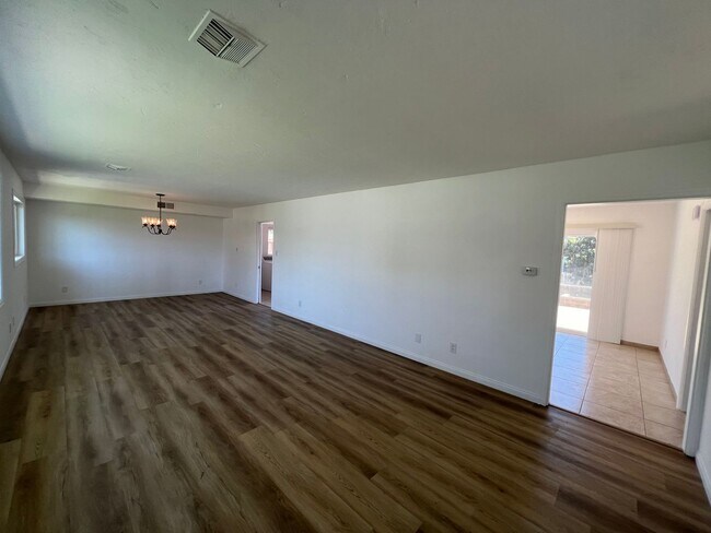 Foto del edificio - Camarillo Heights Home