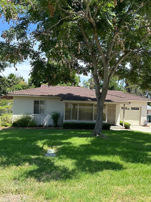 Primary Photo - SERENE MOUNT HELIX GEM: COZY 3-BED, 2 BATH...