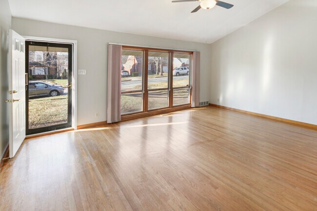 Building Photo - 530 Westview Dr