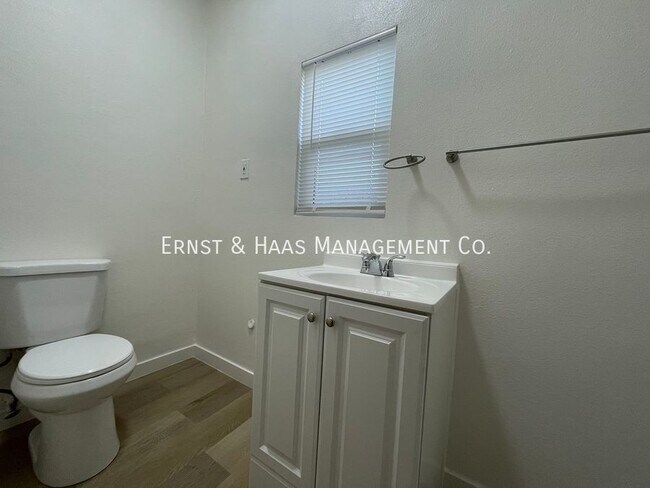Building Photo - Now leasing, Lovely 1 Bedroom Apartment!