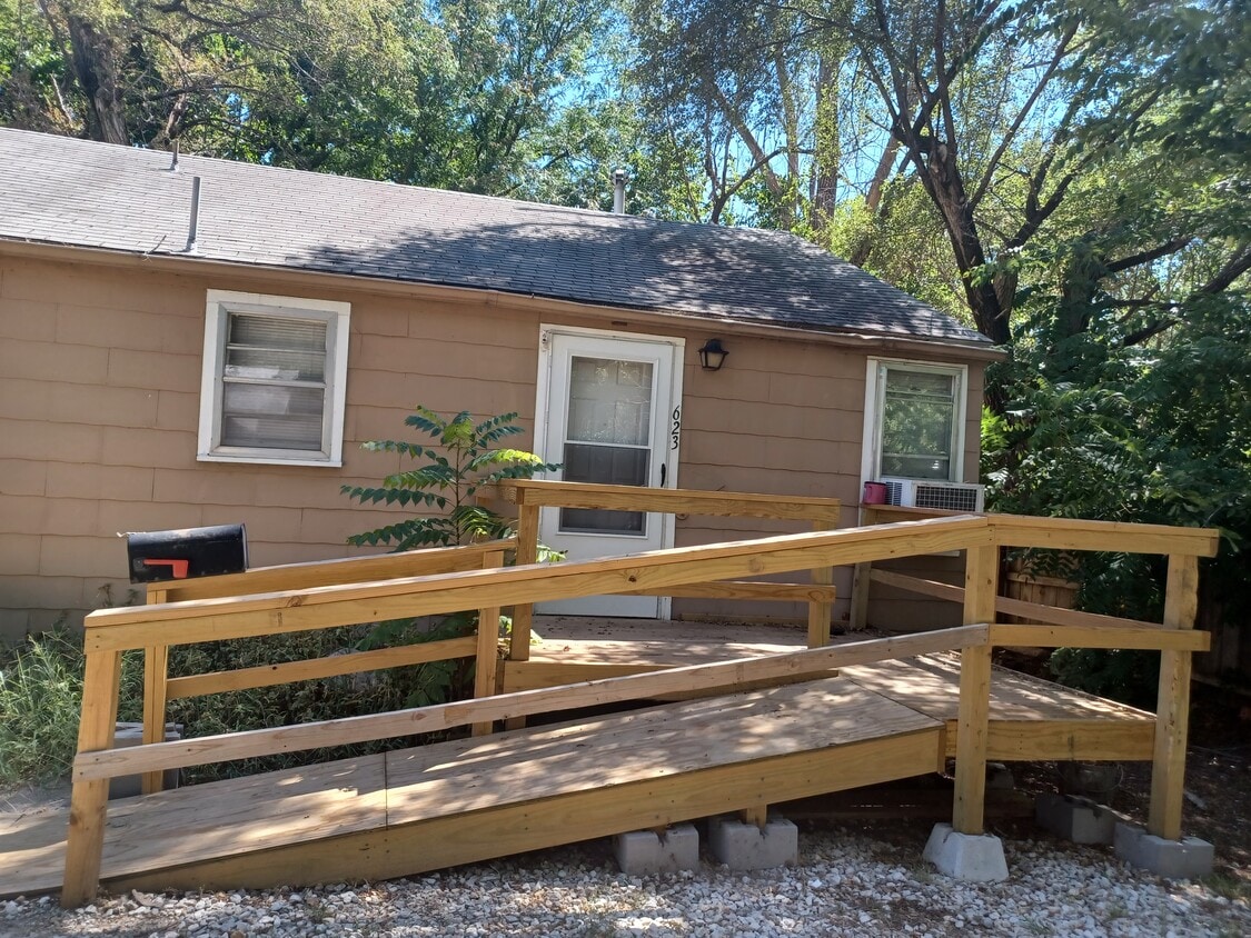 623 N Meridian Ave, Valley Center, KS 67147 Townhome Rentals in