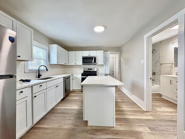 Building Photo - 822 W 4th St