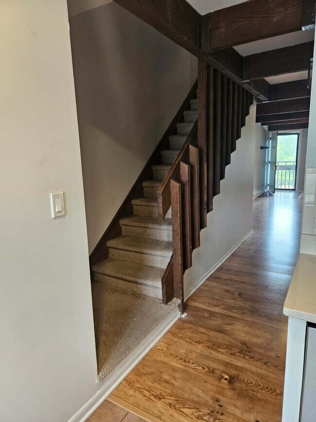 Foto del edificio - 6660 Wood River Dr