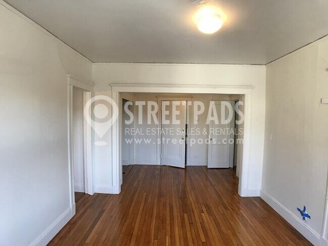 Building Photo - bedroom in Boston MA 02215