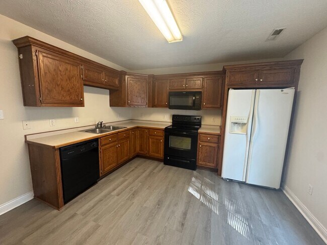 Foto del edificio - Spacious three bedroom, two bathroom home