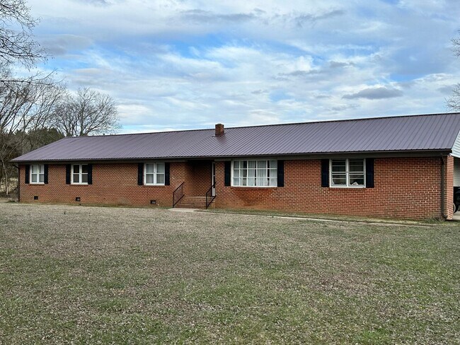 Building Photo - 5-Bedroom Close to Farmville in Quiet Sett...