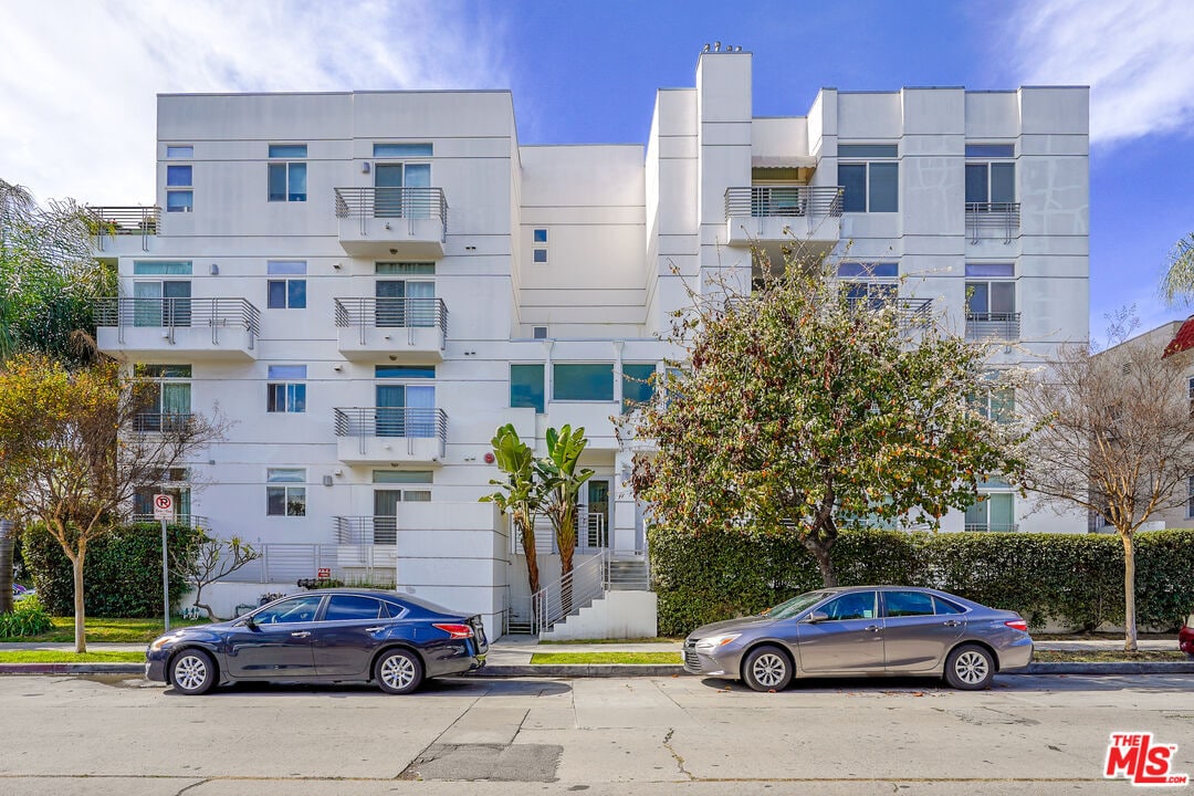 Primary Photo - 401 Serrano Ave