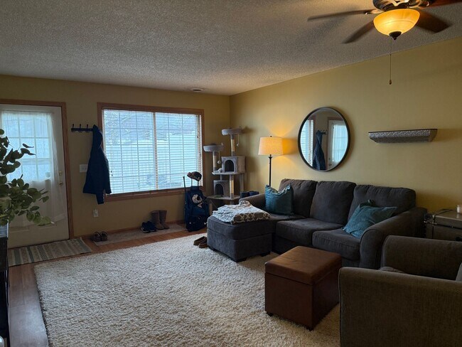 Foto del edificio - Charming 2BR Townhome in Desirable Cliff Lake Community