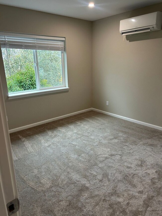 Foto del edificio - New 2 Bedroom, 1.5 Bathrooms in Santa Rosa Available Now!