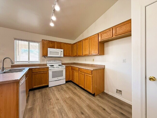 Foto del edificio - Rare Park-Front One-Story with Vaulted Ceilings & Oversized Yard