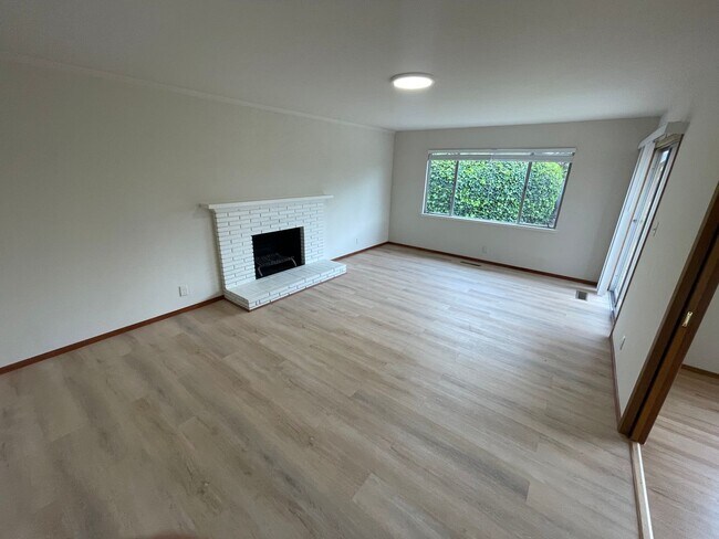 Foto del edificio - $3,790 / 3b/2bth - COMPLETELY REMODELED HO...