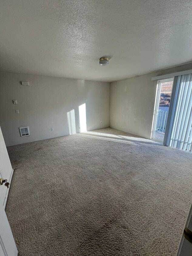 Foto principal - 2 Bedroom, 1 Bath Apartment - Located near...