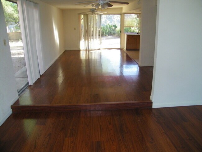 Foto del edificio - 3 Bed, 2 Bath Tucson Rental with Carport &...