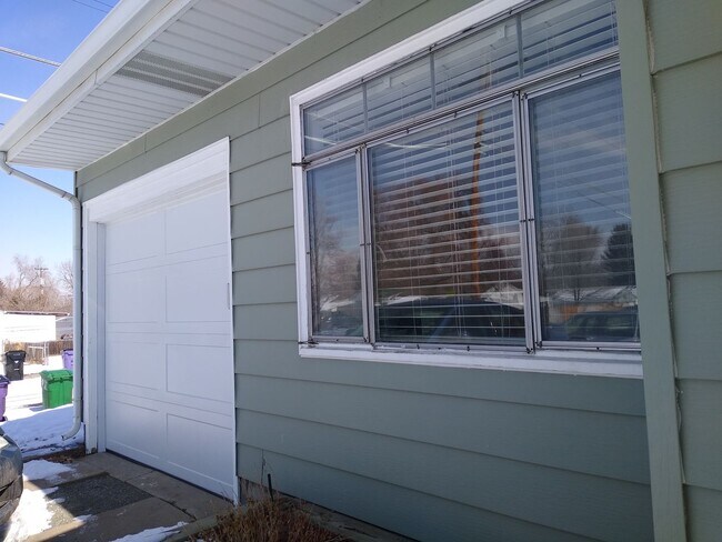 Foto del edificio - University Hills  Adorable 2 Bed 1 Bath Home with HUGE Fenced Yard, Central Air/Heat, Garage and ...