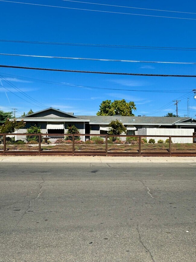 Building Photo - 2bed/1bath Duplex with in unit laundry and...