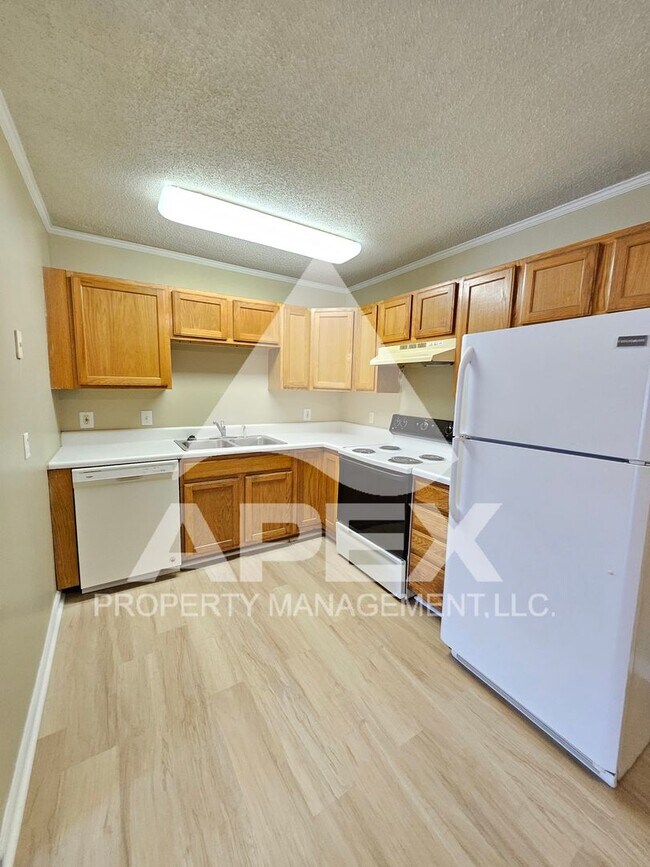 Foto del edificio - MOVE-IN SPECIAL,NO RENT TIL JUNE 1ST! - 3 Bd | 2 Ba 1st Floor Condo in West Knoxville!