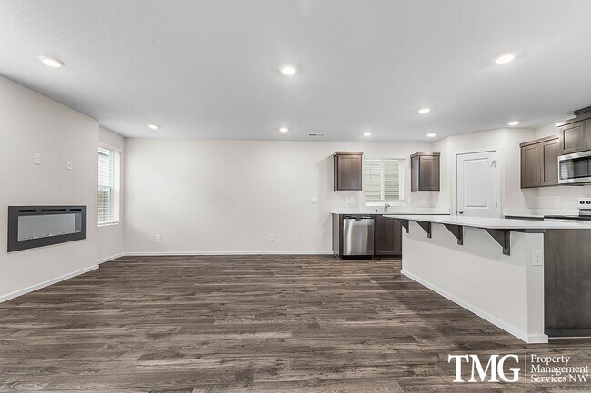 Building Photo - Pet Friendly 4 bed 2.5 bath New Constructi...