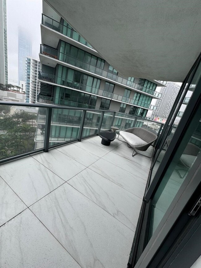 Foto del edificio - 650 NE 32nd St