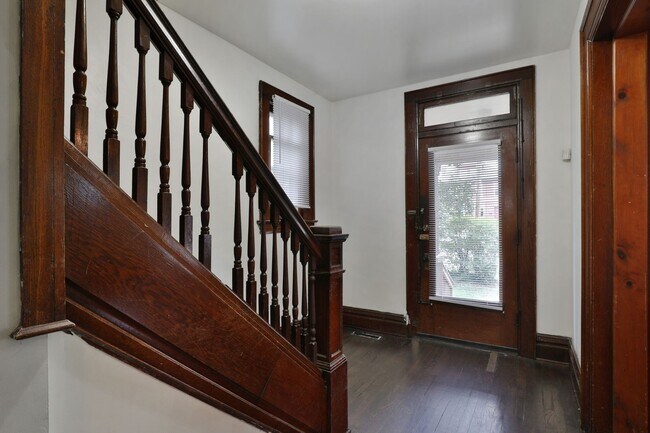 Foto del edificio - Great CENTRAL Location 5 Bedroom House - Virtual Showings Available