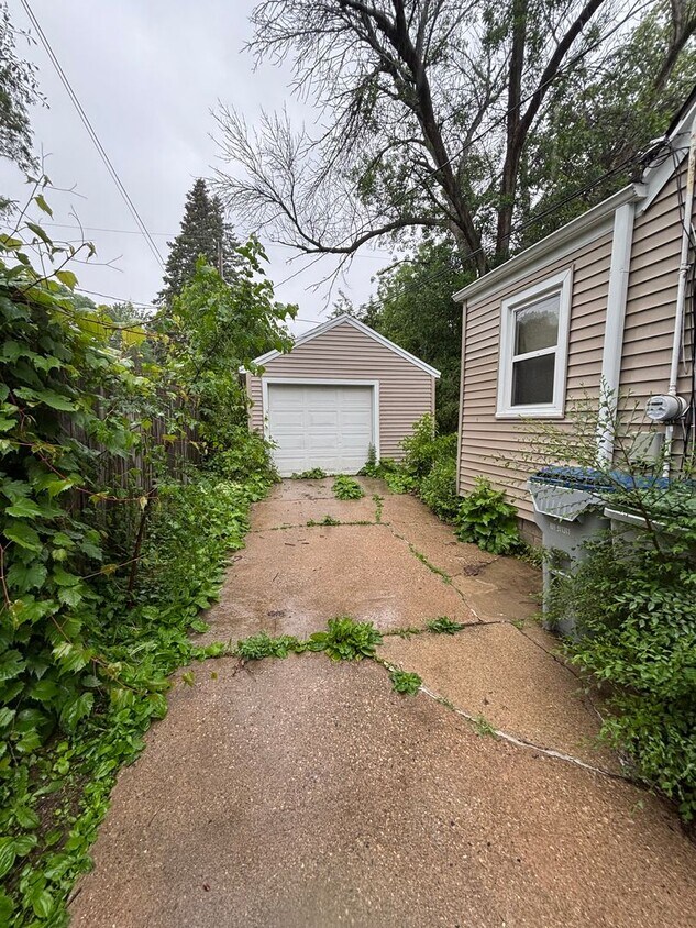 Building Photo - 3BR SINGLE FAMILY HOME, SIDE DRIVE, GARAGE...