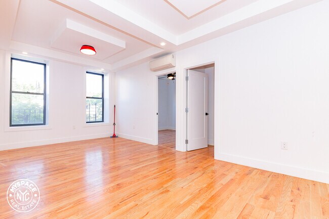 Building Photo - 279 Kosciuszko St