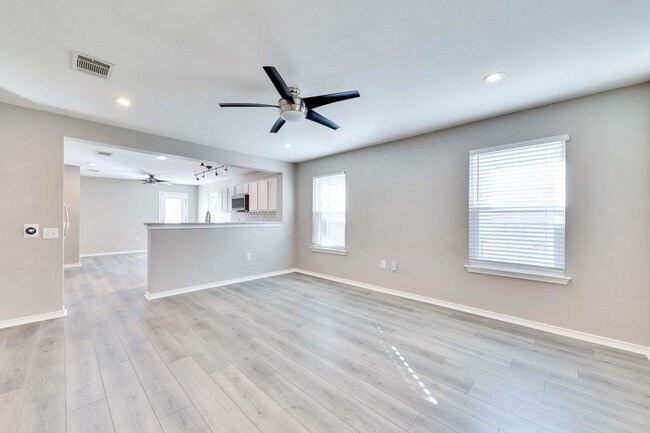 Building Photo - 5609 Silver Screen Dr