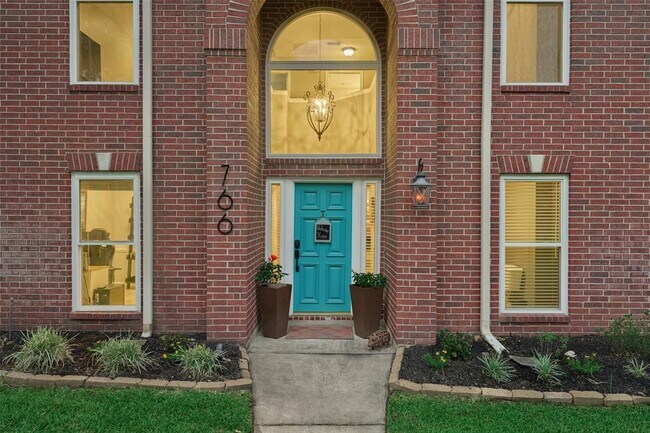 Building Photo - 766 Forest Ln Dr