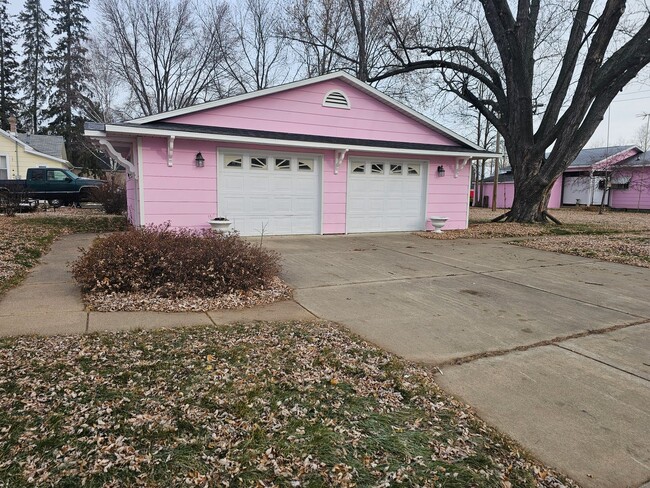 Building Photo - Cozy 1 Bedroom Home Wisconsin Rapids