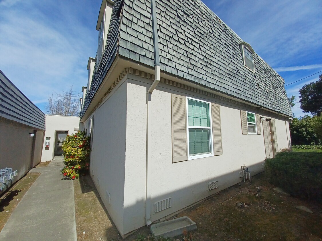 Foto principal - 990 Ponderosa Ave