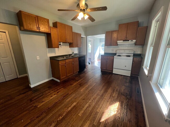 Foto del edificio - 2 bedroom 1 bathroom gem in Harrison Towns...