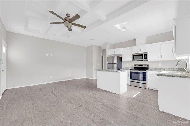 Building Photo - 13 S Dahlia St
