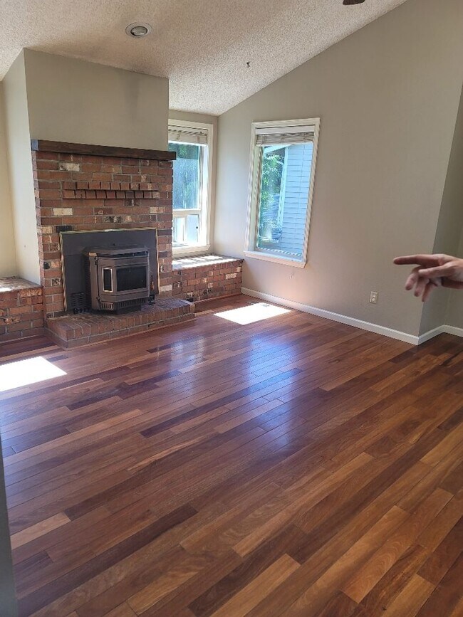 Building Photo - Kent 4 bedroom plus Den and 3 bathrooms & ...
