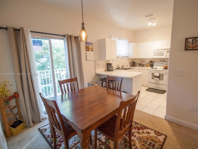 Foto del edificio - 2728 NE 3rd Ct