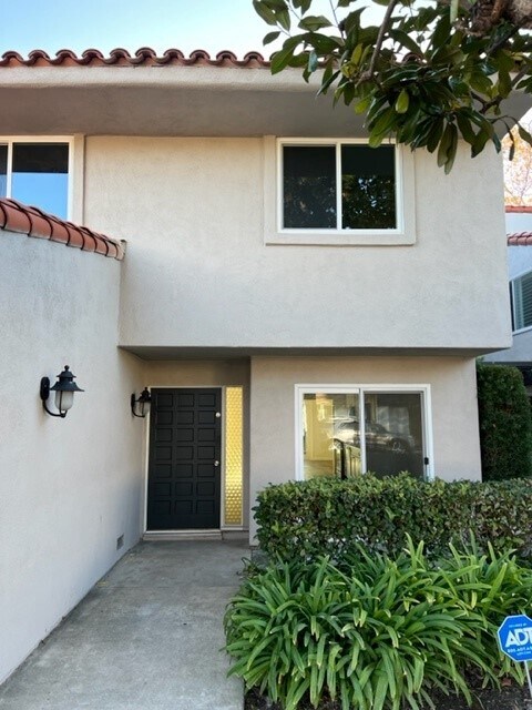 Front entrance - 437 Vista Suerte