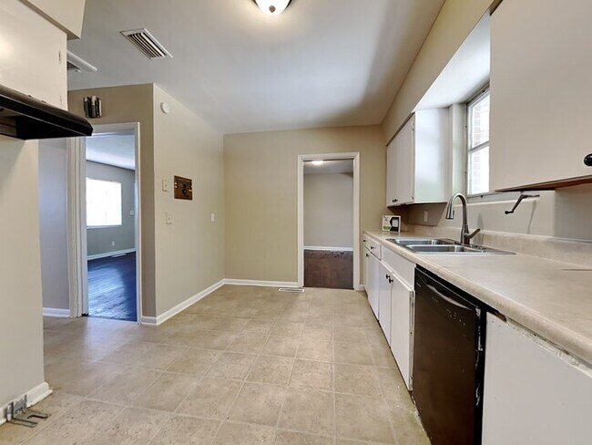 Building Photo - 1332 Arlingwood Ave