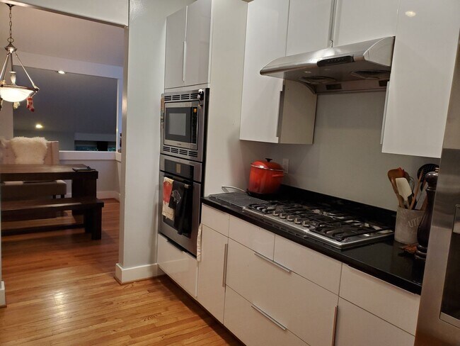 Foto del edificio - Updated Christmas Tree Hill Single-Family ...