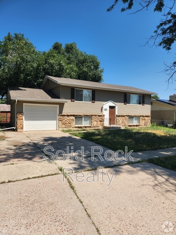 Building Photo - 1618 Shasta Dr