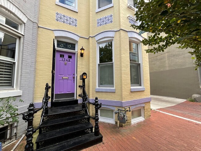 Building Photo - Walkable 3 BR/2.5 Bath Townhouse in U stre...