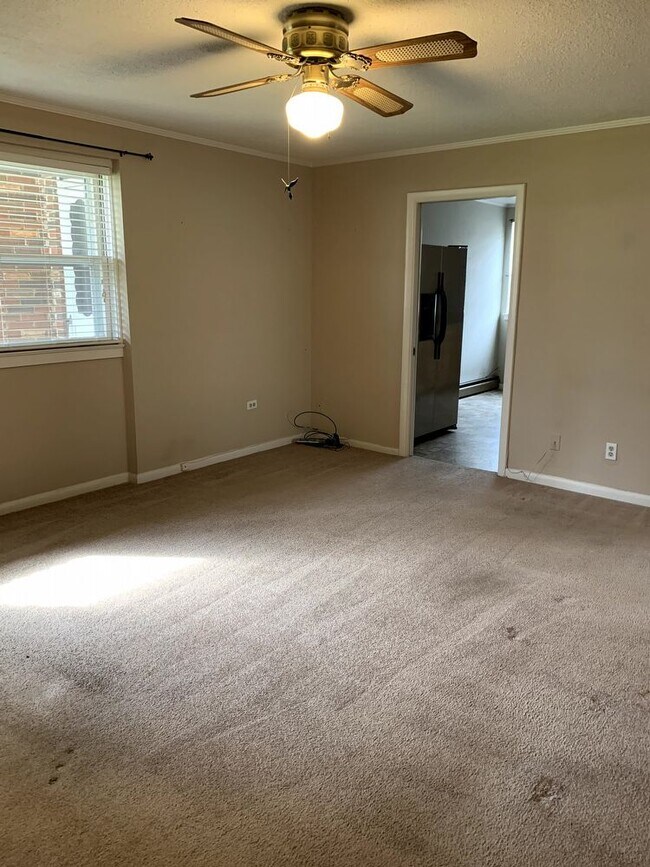 Building Photo - 2 Bedroom 1  Bath Downstairs Apartment