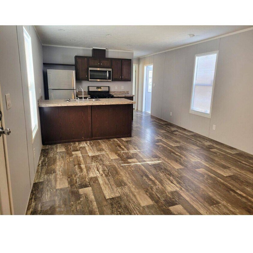 Primary Photo - 300 W Albert St