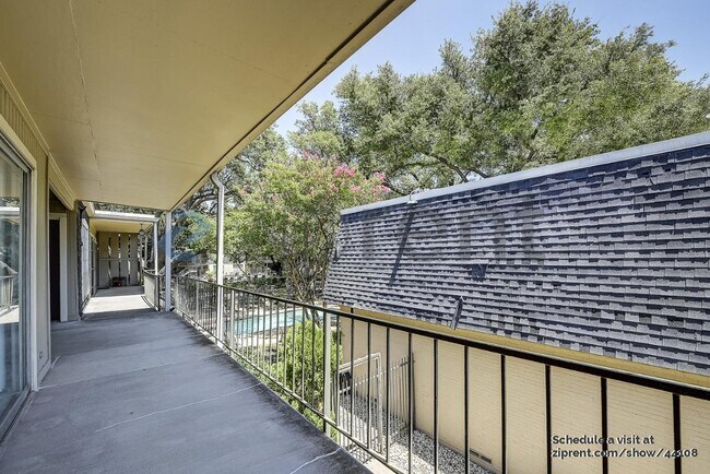 Foto del edificio - 5315 Fleetwood Oaks Ave