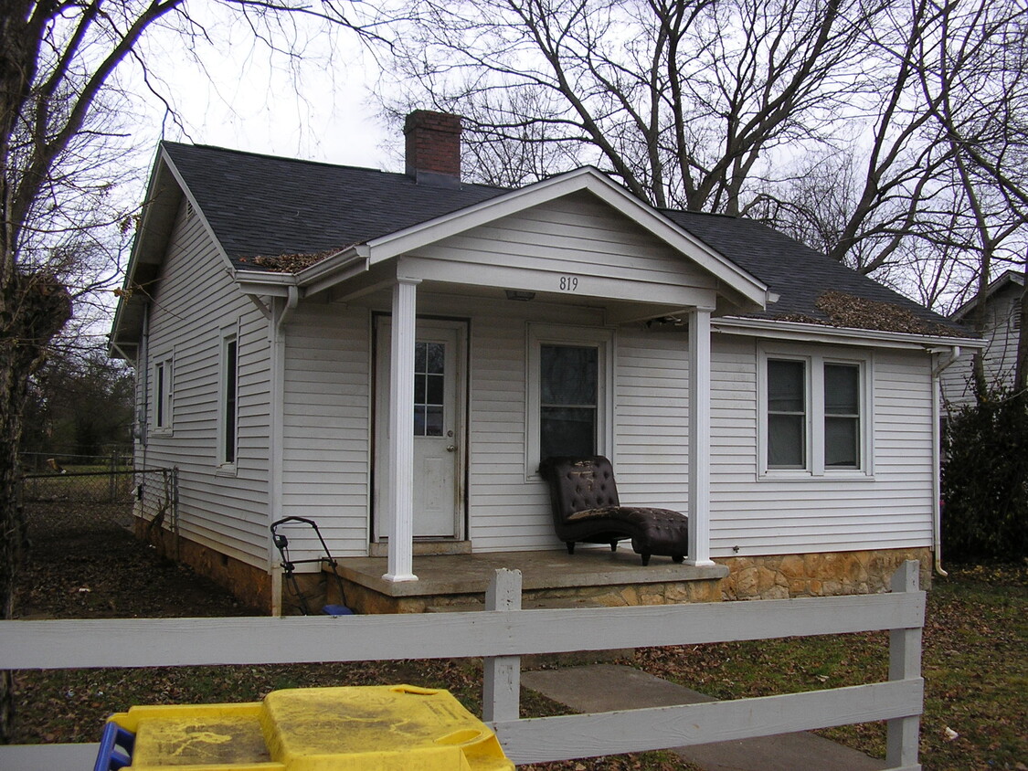 Building Photo - 819 Winona Ave