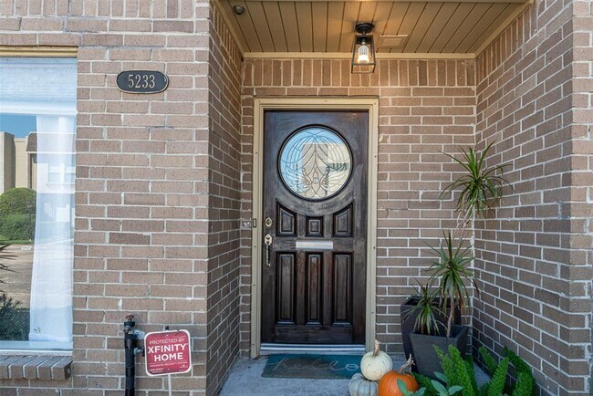 Foto del edificio - 5233 Woodlawn Pl