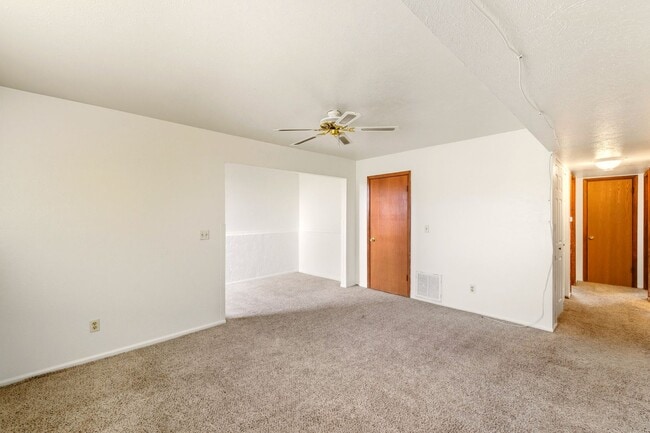 Building Photo - Available Immediately! 3 Bed 1 Bath in Denver